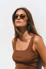Lentes de sol polarizados con armazón redondo de carey marrón y micas oscuras.