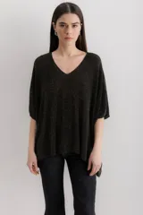 Sweater negro con lurex dorado, escote en V y corte holgado.