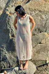 Vestido midi de crochet color crudo, con tajos laterales.