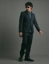 Pantalón de vestir de corte recto y estructura clásica, sin pinzas, con diseño de línea limpia.