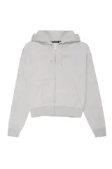 Campera con capucha y cierre frontal de cremallera, confeccionada en tejido gris melange con bolsillos estilo canguro y puños y bajo de canalé.