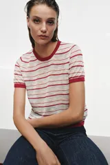 Top de punto de manga corta con cuello redondo, diseño a rayas horizontales en tonos rojo, blanco y azul claro, con terminaciones acanaladas en contraste.