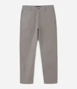 Pantalón masculino de sarga color gris, de corte recto, con cierre de botón y cremallera, y bolsillos delanteros y traseros.