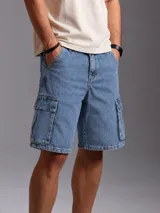 Bermuda cargo de jean color azul claro, con bolsillos laterales con solapa y cierre frontal.