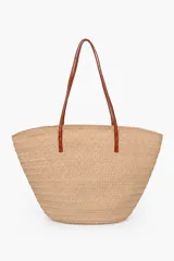 Bolso tipo capazo color beige con diseño trenzado y asas largas de cuero sintético marrón.