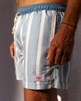 Short de baño celeste y blanco a rayas verticales, con cintura elástica y cordón ajustable.