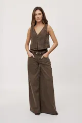 Jean wide leg de tiro bajo con calce relajado y piernas amplias, color celeste claro, estilo clásico de cinco bolsillos.
