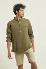 Camisa de lino color salmón con cuello mao, manga larga y bolsillo de parche en el pecho.