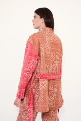 Kimono de jean con estampado paisley tipo bandana, color rojo y tostado, con mangas largas y diseño abierto.