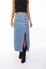 Falda larga de jean celeste con abertura frontal y botones grandes en el lateral.