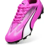 Championes de fútbol Puma Ultra Play FG/AG, color fucsia con detalles en blanco y negro. El exterior es de PU liviano y duradero con detalles grabados y estampados. Tiene una suela SPEEDPLATE de doble densidad para obtener tracción y propulsión óptimas. Lengüeta estándar que se adapta a diferentes formas de pie.