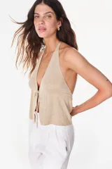 Top halter tejido de punto con hilos de lurex en color marrón, escote en V pronunciado y cierre delantero con tiras para anudar.