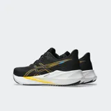 Championes de running Asics Versablast 4, color negro con detalles en naranja y suela blanca con tecnología AmpliFoam+. Diseño ligero y reactivo para entrenamiento versátil.
