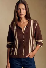 Cardigan de crochet color marrón con rayas verticales en tono beige, cuello tipo polo, mangas tres cuartos y cierre frontal de botones con borde festoneado.