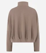 Campera de modal color marrón, con cuello alto, cierre frontal completo y diseño con pliegues en el ruedo. Presenta mangas largas y un calce holgado.