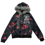 Campera con cierre frontal, confeccionada en poliéster con estampado gráfico tipo camuflado y tipografía. Presenta capucha con borde de piel sintética no removible y ajuste regular.