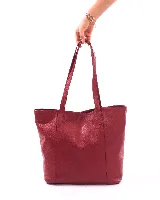 Cartera tipo tote de cuero natural, con diseño minimalista, doble asa de hombro y cierre mediante broche. Incluye bolsillo interior y porta llaves.