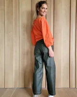 Pantalón de vestir verde militar de cuero sintético, corte palazzo y tiro alto.