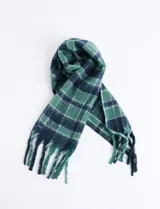 Bufanda de estilo escocés con textura suave, diseño a cuadros en tonos azul y verde, con flecos en los extremos.