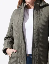 Campera capitoneada verde militar, marca Weatherproof, con abertura central con cierre, bolsillos delanteros y capucha desmontable.