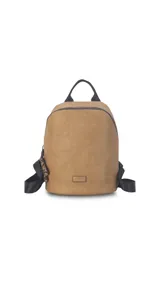 Mochila de tamaño mediano confeccionada en símil cuero color suela, con cierre principal de gran capacidad, asa de mano superior y correas regulables. Incluye bolsillo oculto en la parte trasera y detalles metálicos.