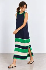 Vestido largo de punto sin mangas, color azul marino con diseño de rayas en tonos verde y blanco en la parte inferior y aberturas laterales.
