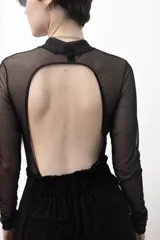Body negro de microtul elastizado, con cuello alto, mangas largas y espalda descubierta. Incluye pieza de lycra en la zona del busto.