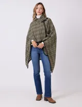 Ruana tejida de Jones New York con diseño a cuadros en tonos verdes y marrones. Presenta cuello alto, cierre frontal con botón tipo trenca y bordes con ribete negro.