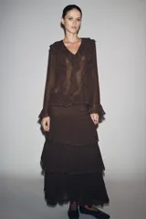 Blusa marrón de manga larga con escote en V y volantes con abalorios.