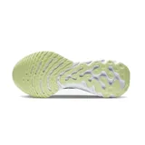 Championes de running Nike React Infinity Run Flyknit para mujer. Presentan una parte superior de tejido Flyknit transpirable en color negro con detalles en verde lima y blanco. Cuentan con una entresuela de espuma Nike React de alta amortiguación con diseño tipo balancín y una base ancha para mayor estabilidad.