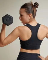 Top deportivo negro de bretel ancho, sin relleno (push up), confeccionado en tela de algodón con licra.