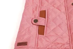 Chaleco beige capitoneado con cierre frontal y cuello de pana marrón.