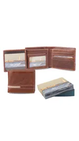 Billetera de cuero color marrón con costuras en color crudo. Tiene compartimentos para billetes, tarjetas y visor. Incluye caja de regalo con diseño de faro.