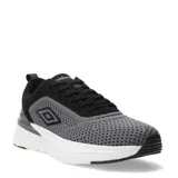 Championes deportivos Umbro modelo Lyro, con capellada de tejido técnico en combinación de colores negro y gris. Presenta el logo de la marca en el lateral, cierre con cordones y suela de goma blanca con refuerzo negro en la puntera.