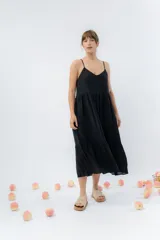 Vestido midi de corte amplio con breteles finos y escote en V. Confeccionado en gasa de algodón con textura, presenta un diseño escalonado con vuelo en el ruedo.