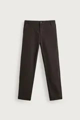Pantalón chino de corte skinny fit color marrón oscuro, confeccionado en mezcla de algodón con elasticidad. Cuenta con bolsillos frontales, bolsillos traseros de vivo y cierre frontal con cremallera y botón.