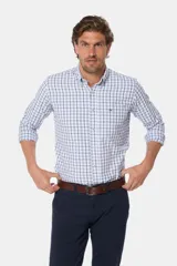 Camisa de manga larga a cuadros blancos y azules, con cuello abotonado y logo bordado en el pecho.
