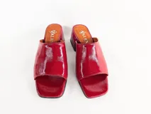 Sandalias rojas de charol con taco cuadrado.