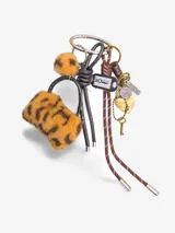 Llavero con dije de cartera de piel sintética con estampado de leopardo, pompón de piel sintética con estampado de leopardo, dije de corazón dorado, dije de llave dorada, dije rectangular con texto y cordones marrones con detalles blancos.