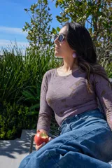 Body de jersey de lana merino color lila con estampado botánico en tonos dorados.