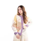 Cárdigan de punto con diseño de rombos en tonos crema, amarillo, beige y lila. Presenta cierre frontal con botones, cuello redondo y puños acanalados en color lila.