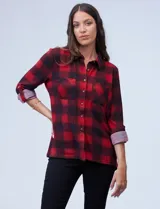 Camisa de tejido soft a cuadros rojos y negros, marca Robert Louis. Tiene cuello camisero, abertura central con botones, mangas largas regulables con presilla y botón, y bolsillos aplicados en el pecho.