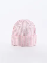 Gorro de lana tejido a punto, color rosa pálido y blanco, con diseño de rayas verticales y borde doblado.