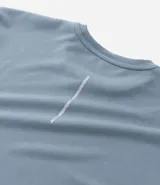 Remera deportiva de manga corta y cuello redondo, confeccionada en tejido tech fleece con tecnología dry que facilita la transpiración y el secado rápido. Presenta un corte comfort holgado y diseño liso sin estampas.
