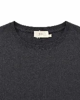 Remera manga larga de corte básico y ajuste cómodo, confeccionada en algodón, con cuello redondo y diseño minimalista.