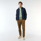 Pantalón de corte recto en color marrón con cintura elástica.