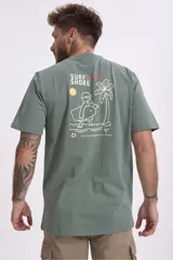 Remera de algodón color verde musgo, de corte clásico con cuello redondo y manga corta. Presenta un pequeño estampado gráfico en el pecho.
