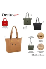 Cartera tipo tote de color beige con correas de hombro personalizadas con el logo de la marca. Presenta un bolsillo frontal con cierre y un aplique metálico en forma de labios.