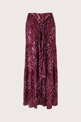 Pantalón de corte amplio con diseño de capas y cintura elástica con lazo frontal ajustable. Presenta un estampado animal print en tonos bordó y rosado.