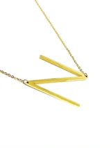 Collar plateado con dije de la letra G mayúscula.